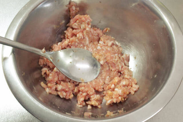 【もはや味噌ラーメン】生姜がピリッときいてる「肉だんごと春雨のピリ辛みそ汁」作ってみた！一品で満足満腹♡