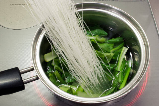 【もはや味噌ラーメン】生姜がピリッときいてる「肉だんごと春雨のピリ辛みそ汁」作ってみた！一品で満足満腹♡