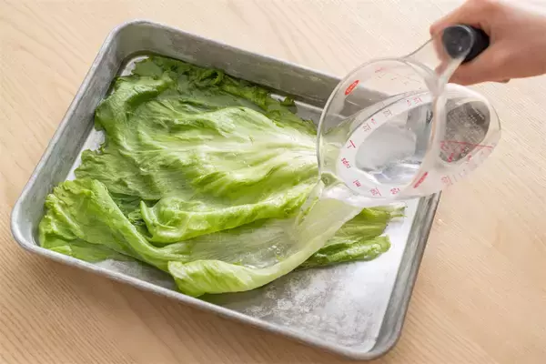 「【青髪のテツ】「野菜室で放置のレタスがシワシワ…ならば復活の呪文を」お湯＆冷水でシャキーン!?」の画像