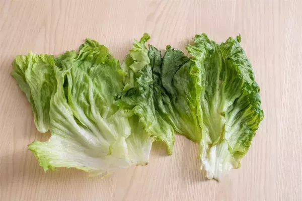 「【青髪のテツ】「野菜室で放置のレタスがシワシワ…ならば復活の呪文を」お湯＆冷水でシャキーン!?」の画像