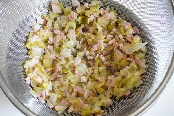「【農家はレタスでおにぎり巻く!?】シャキッじゅわ～っと新食感の「レタス巻きおにぎり」作ってみた！」の画像