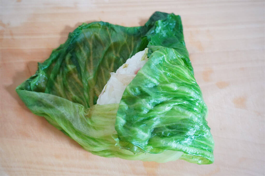【農家はレタスでおにぎり巻く!?】シャキッじゅわ～っと新食感の「レタス巻きおにぎり」作ってみた！