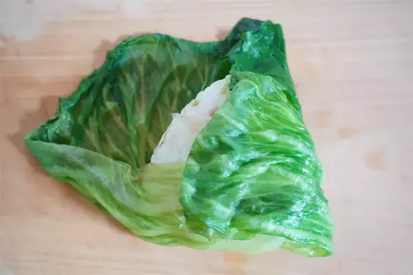「【農家はレタスでおにぎり巻く!?】シャキッじゅわ～っと新食感の「レタス巻きおにぎり」作ってみた！」の画像
