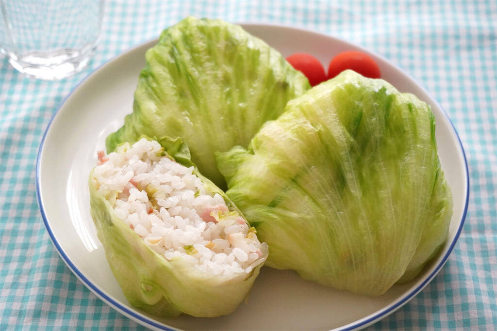 【農家はレタスでおにぎり巻く!?】シャキッじゅわ～っと新食感の「レタス巻きおにぎり」作ってみた！