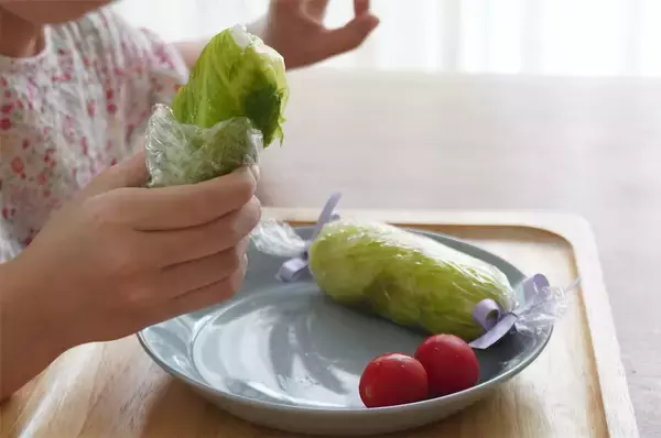 「【農家はレタスでおにぎり巻く!?】シャキッじゅわ～っと新食感の「レタス巻きおにぎり」作ってみた！」の画像