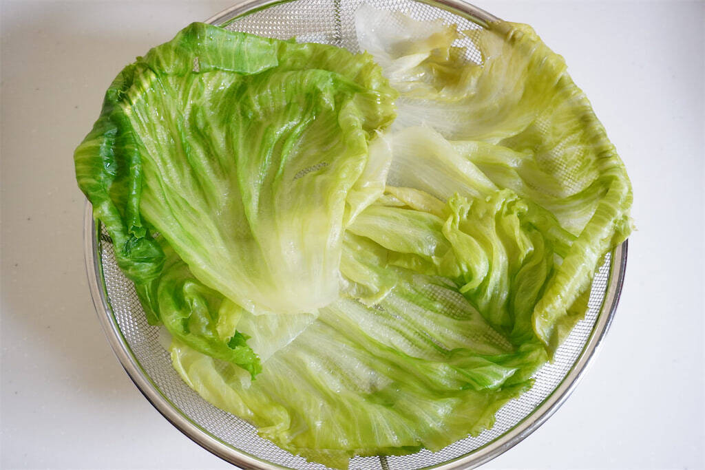 【農家はレタスでおにぎり巻く!?】シャキッじゅわ～っと新食感の「レタス巻きおにぎり」作ってみた！