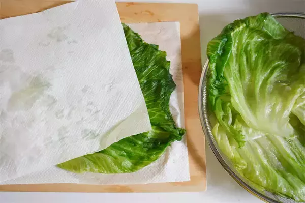 「【農家はレタスでおにぎり巻く!?】シャキッじゅわ～っと新食感の「レタス巻きおにぎり」作ってみた！」の画像