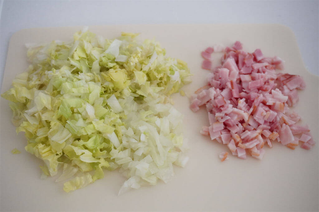 【農家はレタスでおにぎり巻く!?】シャキッじゅわ～っと新食感の「レタス巻きおにぎり」作ってみた！