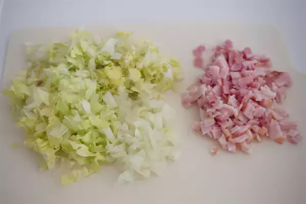 「【農家はレタスでおにぎり巻く!?】シャキッじゅわ～っと新食感の「レタス巻きおにぎり」作ってみた！」の画像