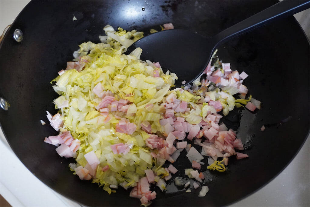 【農家はレタスでおにぎり巻く!?】シャキッじゅわ～っと新食感の「レタス巻きおにぎり」作ってみた！