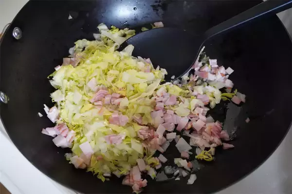 「【農家はレタスでおにぎり巻く!?】シャキッじゅわ～っと新食感の「レタス巻きおにぎり」作ってみた！」の画像