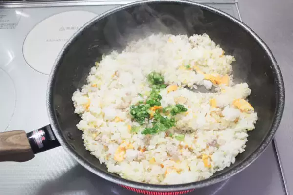 「【芸能人の自宅めし】バター醤油“イカ焼き”が胃袋を直撃！秦基博さんの「もっチャーハン」作ってみた！」の画像