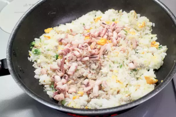 「【芸能人の自宅めし】バター醤油“イカ焼き”が胃袋を直撃！秦基博さんの「もっチャーハン」作ってみた！」の画像