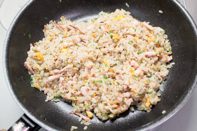 【芸能人の自宅めし】バター醤油“イカ焼き”が胃袋を直撃！秦基博さんの「もっチャーハン」作ってみた！