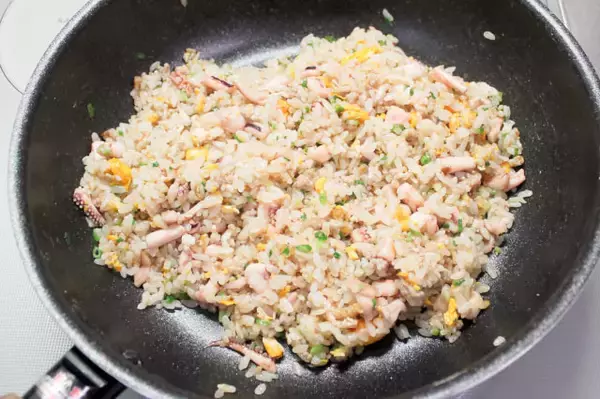 「【芸能人の自宅めし】バター醤油“イカ焼き”が胃袋を直撃！秦基博さんの「もっチャーハン」作ってみた！」の画像
