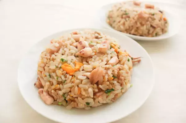 「【芸能人の自宅めし】バター醤油“イカ焼き”が胃袋を直撃！秦基博さんの「もっチャーハン」作ってみた！」の画像