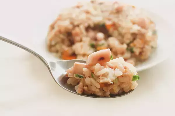 「【芸能人の自宅めし】バター醤油“イカ焼き”が胃袋を直撃！秦基博さんの「もっチャーハン」作ってみた！」の画像