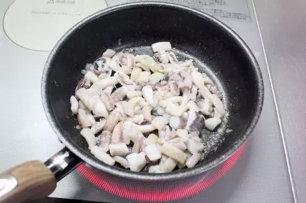「【芸能人の自宅めし】バター醤油“イカ焼き”が胃袋を直撃！秦基博さんの「もっチャーハン」作ってみた！」の画像