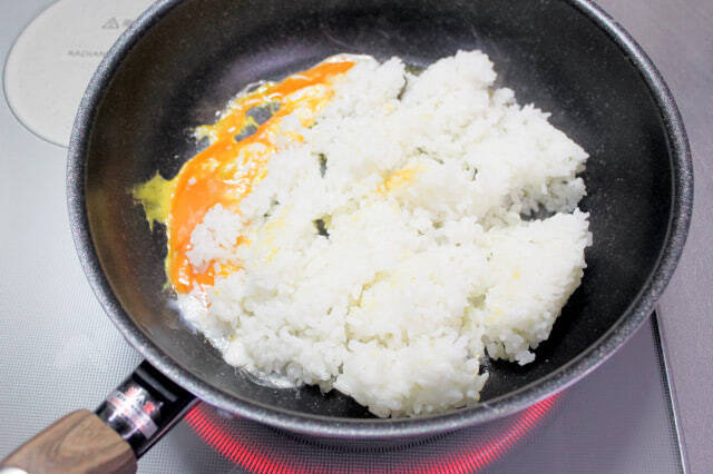 【芸能人の自宅めし】バター醤油“イカ焼き”が胃袋を直撃！秦基博さんの「もっチャーハン」作ってみた！