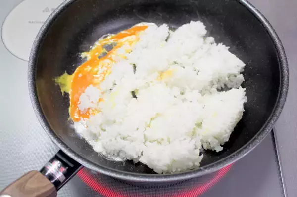 「【芸能人の自宅めし】バター醤油“イカ焼き”が胃袋を直撃！秦基博さんの「もっチャーハン」作ってみた！」の画像