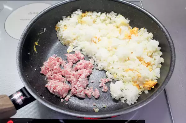 「【芸能人の自宅めし】バター醤油“イカ焼き”が胃袋を直撃！秦基博さんの「もっチャーハン」作ってみた！」の画像
