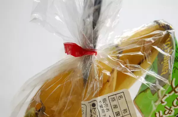 「剥がしにくい「野菜袋のテープ」をラク～に剥がす方法を試してみた！しかもテープは無傷で再利用可能♪」の画像