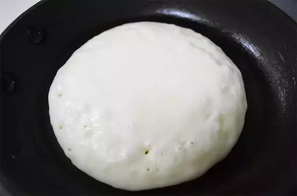 「【パンケーキ革命】いつもの100倍フワフワになる!?「身近なアレ」を入れて焼いてみた！【調理の裏ワザ】」の画像