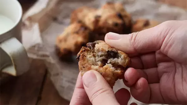 「【砂糖・卵・バター不使用!?】でもしっとり甘～い♡「米粉のチョコチップクッキー」作ってみて！【元パティシエ直伝】」の画像
