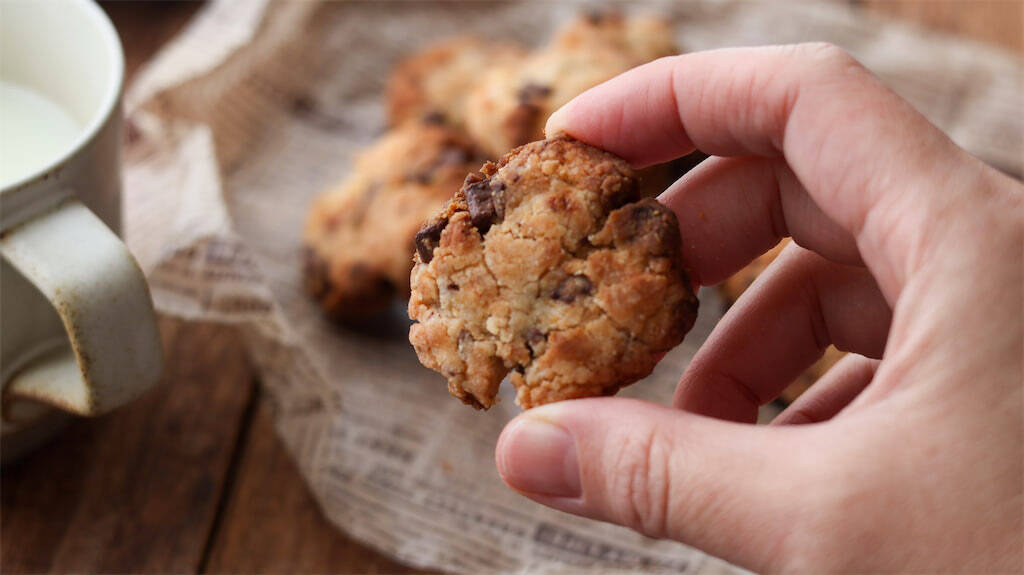 【砂糖・卵・バター不使用!?】でもしっとり甘～い♡「米粉のチョコチップクッキー」作ってみて！【元パティシエ直伝】