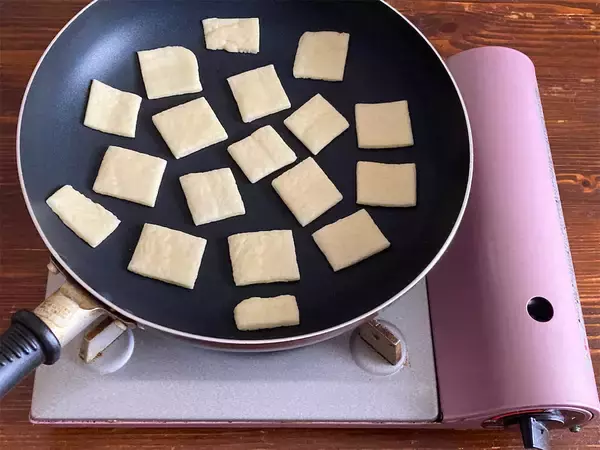 「【災害時にも】ホケミ+材料2つで「ずぼらクッキー」作ってみた！驚異のサクサク食感♡ワンパンで焼けちゃう!?」の画像