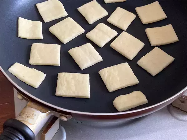 「【災害時にも】ホケミ+材料2つで「ずぼらクッキー」作ってみた！驚異のサクサク食感♡ワンパンで焼けちゃう!?」の画像