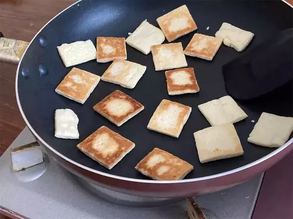 「【災害時にも】ホケミ+材料2つで「ずぼらクッキー」作ってみた！驚異のサクサク食感♡ワンパンで焼けちゃう!?」の画像