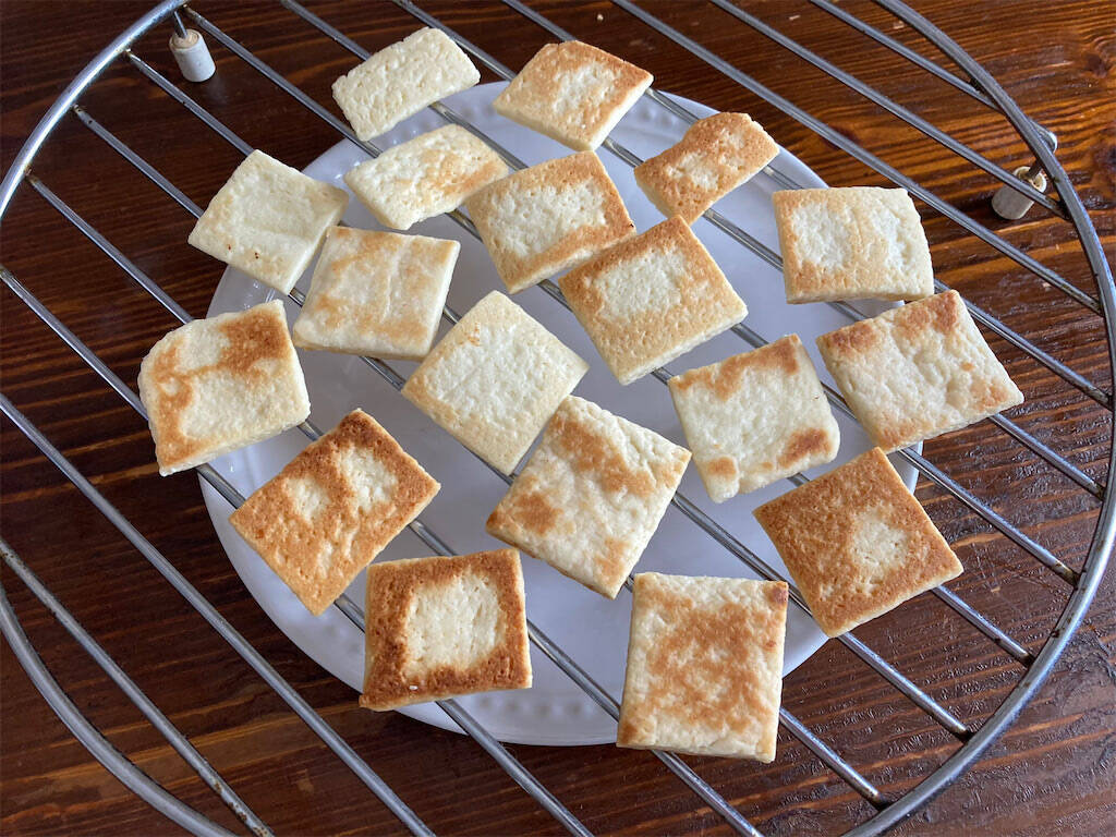 【災害時にも】ホケミ+材料2つで「ずぼらクッキー」作ってみた！驚異のサクサク食感♡ワンパンで焼けちゃう!?