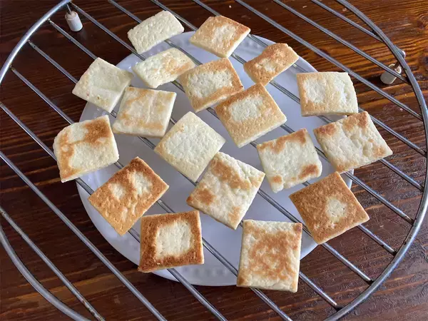 「【災害時にも】ホケミ+材料2つで「ずぼらクッキー」作ってみた！驚異のサクサク食感♡ワンパンで焼けちゃう!?」の画像