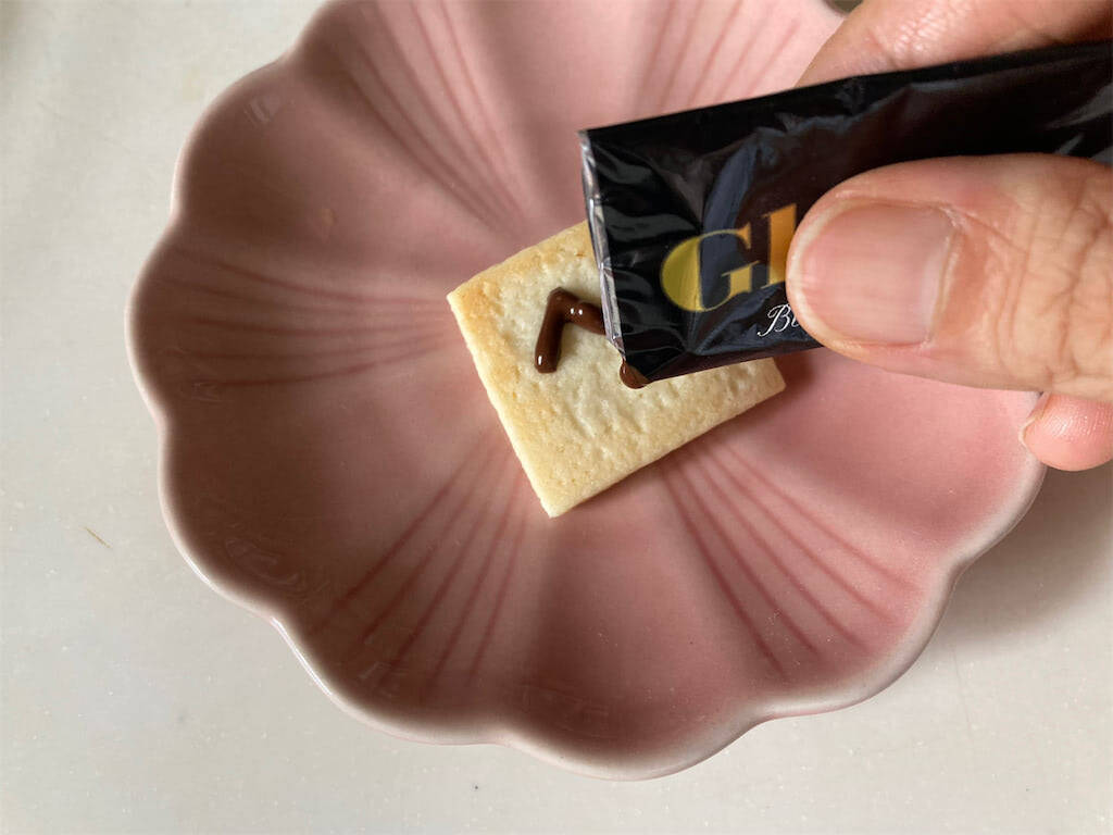 【災害時にも】ホケミ+材料2つで「ずぼらクッキー」作ってみた！驚異のサクサク食感♡ワンパンで焼けちゃう!?