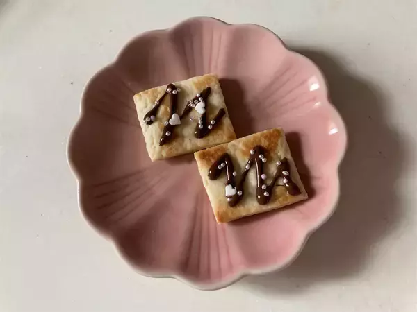 「【災害時にも】ホケミ+材料2つで「ずぼらクッキー」作ってみた！驚異のサクサク食感♡ワンパンで焼けちゃう!?」の画像