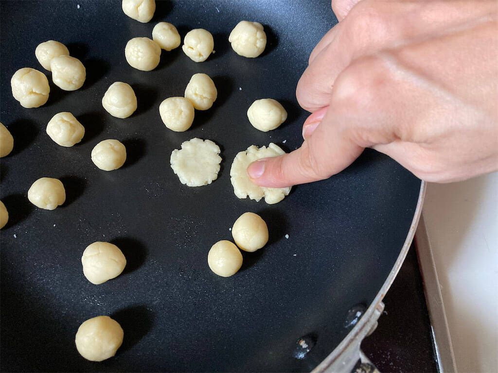 【災害時にも】ホケミ+材料2つで「ずぼらクッキー」作ってみた！驚異のサクサク食感♡ワンパンで焼けちゃう!?