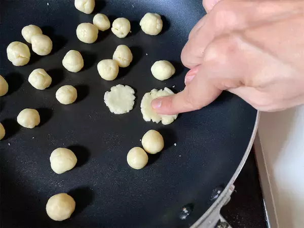 「【災害時にも】ホケミ+材料2つで「ずぼらクッキー」作ってみた！驚異のサクサク食感♡ワンパンで焼けちゃう!?」の画像