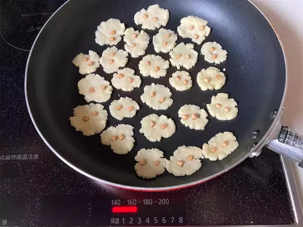 「【災害時にも】ホケミ+材料2つで「ずぼらクッキー」作ってみた！驚異のサクサク食感♡ワンパンで焼けちゃう!?」の画像