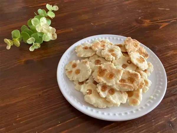 「【災害時にも】ホケミ+材料2つで「ずぼらクッキー」作ってみた！驚異のサクサク食感♡ワンパンで焼けちゃう!?」の画像