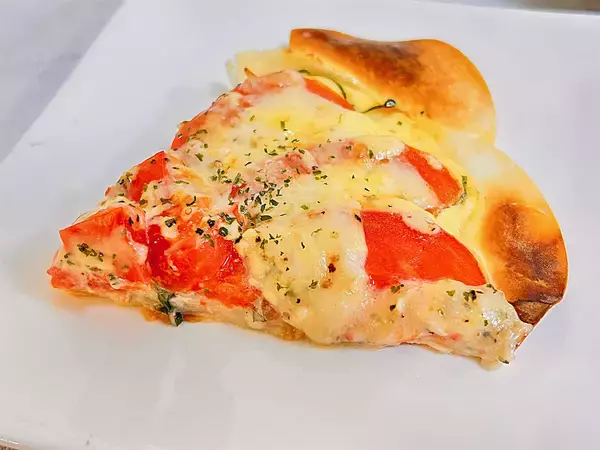 「トマトをたっぷり食べたいなら「餃子の皮」にのせて焼こう！ドサッとチーズかけて2度焼きすれば大優勝！」の画像