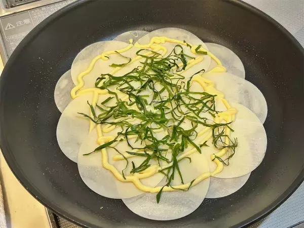 「トマトをたっぷり食べたいなら「餃子の皮」にのせて焼こう！ドサッとチーズかけて2度焼きすれば大優勝！」の画像