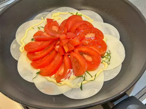 「トマトをたっぷり食べたいなら「餃子の皮」にのせて焼こう！ドサッとチーズかけて2度焼きすれば大優勝！」の画像