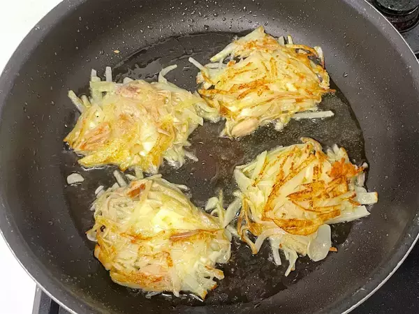 「【馬場ごはん】千切りして混ぜて焼く！食感はザクザクでモチモチ♡ツナの旨味が滲む「チーズポテト」に挑戦」の画像