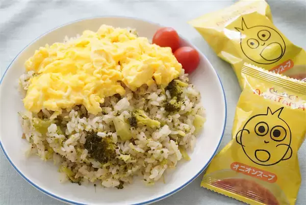 【即席スープ活用で超時短】なのに飴色玉ねぎの旨味がギュッ♡「丸ごとブロッコリーの炊き込みご飯」作ってみた♪