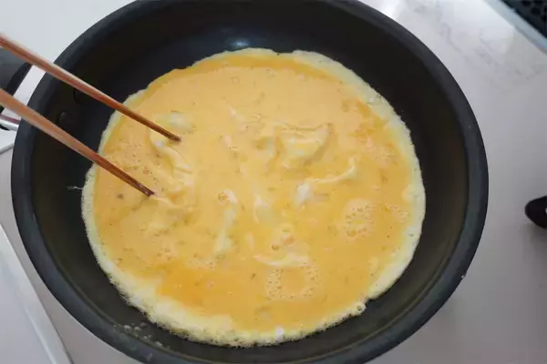 「【即席スープ活用で超時短】なのに飴色玉ねぎの旨味がギュッ♡「丸ごとブロッコリーの炊き込みご飯」作ってみた♪」の画像