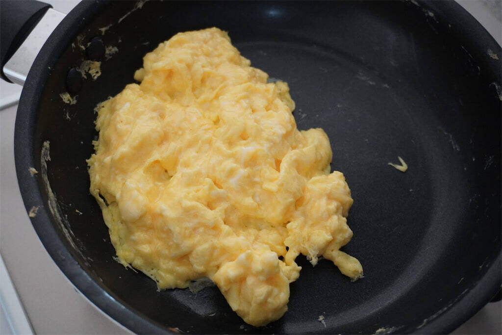 【即席スープ活用で超時短】なのに飴色玉ねぎの旨味がギュッ♡「丸ごとブロッコリーの炊き込みご飯」作ってみた♪