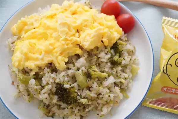 「【即席スープ活用で超時短】なのに飴色玉ねぎの旨味がギュッ♡「丸ごとブロッコリーの炊き込みご飯」作ってみた♪」の画像