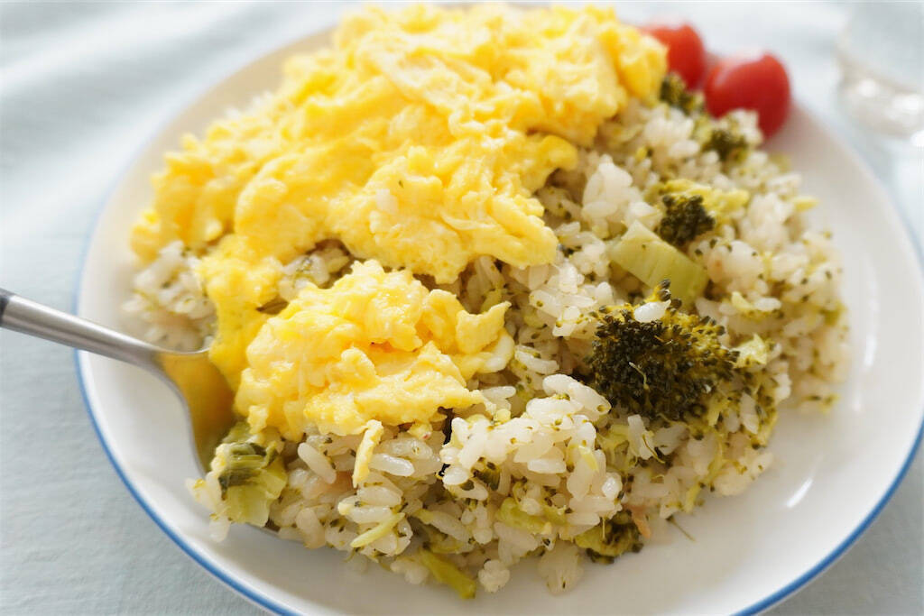 【即席スープ活用で超時短】なのに飴色玉ねぎの旨味がギュッ♡「丸ごとブロッコリーの炊き込みご飯」作ってみた♪