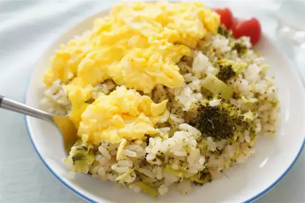 「【即席スープ活用で超時短】なのに飴色玉ねぎの旨味がギュッ♡「丸ごとブロッコリーの炊き込みご飯」作ってみた♪」の画像